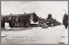 WAT002000616 Hoek Dorpsstraat / Zaandammerstraat met links een monument 1940-1945 en daarachter de textielwinkel van ...