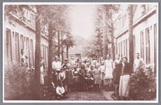 WAT002000692 Groepsfoto met links voor de huisdeur leden van het gezin Fritz. Rechts o.a. mevr. De Boer en het echtpaar ...