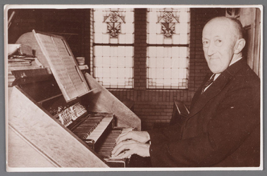 WAT001013758 Pieter Michlenbrink, geboren op 22 juli 1879 te Wormer. Hij was bode, doodgraver, koster, organist, ...