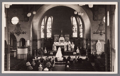 WAT002001361 Op deze foto is een trouwpartij in de Rooms Katholieke Kerk Maria Magdalena in Wormer. Links de ...