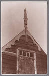 WAT002001556 Beschuittoren als makelaar gemaakt door Jan Zijp in 1952 op het huis naast het gemeentehuis uit een stuk ...
