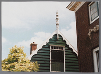 WAT002001559 Beschuittoren als makelaar gemaakt door Jan Zijp in 1952 op het huis naast het gemeentehuis uit een stuk ...