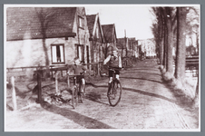 WAT002001922 Huis van Siemes van der Laan richting Jisp 'hoek van bos' op de fiets links Barend (Bab) Binken (geboren ...