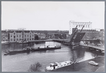 WAT002002175 Zaanbrug met rechts op de achtergrond de Lassie fabriek met v.l.n.r.; ‘Silo’ ( ook wel ‘Oslo’ genoemd, ...