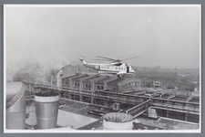WAT002002485 Helikopter van de KLM werd ingezet om een onderdeel te plaatsen bij papierfabriek Van ...