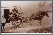 WAT002002742 Op deze foto zien we een paard en sjees met daarin Jan Wezel, geboren op 01-06-1880 te Jisp met zijn vrouw ...