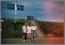 WAT002002936 Een dame en twee heren op de foto met op de achtergrond de IJselmeerdijk.