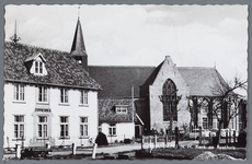 WAT002003150 Links: Rusthuis Zonnehoek.Rechts: Nederlandse Hervormde Kerk van Beets.De kerk van Beets is een ...