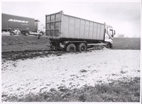 NNC-2000-02-0010 Een vrachtwagen met een lading patat is gisterochtend op de A7 ter hoogte van Beets met twee wielen in ...