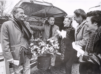 NNC-2000-02-0011 Inwoners van Landsmeer zingen een afscheidslied voor de melkboertweeling Jan en Kees Wals.