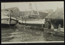 VHP002000001_0049 De firma Moerbeek is sinds 1865 aan de Achterdijk gevestigd. Op de werf werden zowel schepen ...