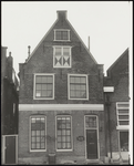 VHP002000003_0073 Rijksmonument. Dit pand, voorzien van een tuitgeval, dateert uit het derde kwart van de 18e eeuw en ...
