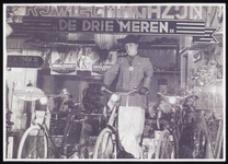 VHP002000037_0207 Rijwielenzaak De Drie Meren . Ooit was hier Hotel-restaurant-café “Centraal” . In 1921 werd het een ...