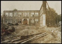 VHP002000055_0276 Willem Eggertschool. In 1996 is vrijwel het gehele gebouw gesloopt op de voorgevel aan de Nieuwstraat ...