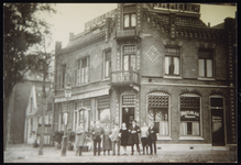 VHP002000033_0050 Oorspronkelijk – al in 1884 - was hier herberg “Het Rijnlandse Veerhuis”. Later werd hier een nieuw ...