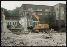 VHP002000055_0278 Willem Eggertschool. In 1996 is vrijwel het gehele gebouw gesloopt op de voorgevel aan de Nieuwstraat ...