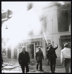 VHP002000086_0070 Op 6 mei 1955 werd de bovenverdieping van Café-biljart Dortmunder Quelle door brand verwoest en in ...