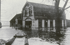VHP003000064_0003 Als gevolg van een zware noordwester storm brak in januari 1916 de Waterlandse Zeedijk tussen ...
