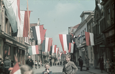 VHP004000006_0100 Op 5 mei 1945, werd in Purmerend de bevrijding gevierd. De jongens vooraan zijn Jan de Wolf (links) ...