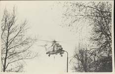 386 Helikopter boven Van Gelder Zonen in Wormer, hijs- en takelwerkzaamheden.