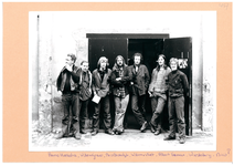 457 Groepsfoto bij een deur: Harrie Hoekstra, Willem Greve, Nico Blokdijk, Willem Vliet, Albert Eiman, Woestenburg, ...