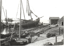 WAT006002289 De scheepswerf van Jan Hoogland In de haven de VD168 zo te zien een ijzeren botter, na 1936 gebouwd. De ...