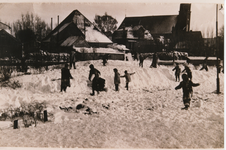 OVI-00000456 Spelende kinderen in de winter van 1963 op de achtersloot, nabij de Noord 5
