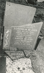 OVI-00000561 vernielde grafzerken gemeentelijke begraafplaats