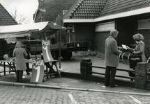 OVI-00001104 verkiezingsreclame PvdA met kraam op dorpsplein