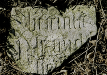 OVI-00001117 stuk van oude grafsteen verdwaald in de tuin van de Noord 22