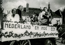 OVI-00001162 Bevrijdingsfeest. Optocht versierde wagens. Deze: 'Nederland en Indië'