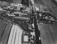 UPL000000006 Luchtfoto Van Gelder Papier (Van Gelder Zonen) aan Zaandammerpad in Wormer omstreeks 1952.De foto is ...