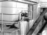 UPL000000009 Balenpulper van PM 11. De nieuwe papiermachine werd in 1952 in productie genomen in de fabriek van Van ...