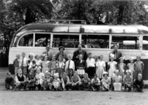 HGOM00000778 Schoolreisje naar Oud-Valkeveen 23 juli 1954 met o.a. meester Heukelom. Voor namen zie Foto archief ...