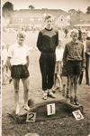 AdV_12-32-02 Tekst AdV:“De eerste Zondag van Beemster kermis 1958. Hier de winnaars van de 80 m. hardlopen voor ...