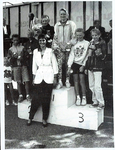 AdV_13-26-02 Tekst AdV: “Westbeemster kermis 1992. Met rondemiss Marian Bisschop poseren hier de winnaars van de ...