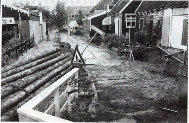 AdV_13-28-01 Tekst AdV: “Augustus 1991. De restauratie van de Korte Lindengracht in Middenbeemster, in beeld gebracht ...