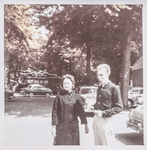 AdV_18-37-03 Tekst AdV: “Een foto van omstreeks 1970. Riet en Henk Tol staan nabij hun woning op het z.g. Kerkebuurtje ...