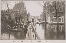 AdV_18-39-04 Tekst AdV: “Onderschrift op de foto: “Watersnood Purmerend januari 1916 – Julianaplein”