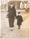 AdV_18-45-01 Tekst AdV: “Mevrouw Hemmer en haar zoontje Kees op het kruispunt in de “Buurt”. De foto kan zijn gemaakt ...