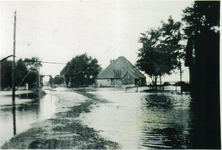 HGOM00000006 Inundatie van de Zeevang. Rechts de boerderij op Middelie van S. Meijn. Links de loods van de firma Vroom. ...