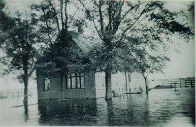 HGOM00000008 Inundatie van de Zeevang. Huisje van Arend Vroom, (is gesloopt) stond tegenover het huis van de familie ...