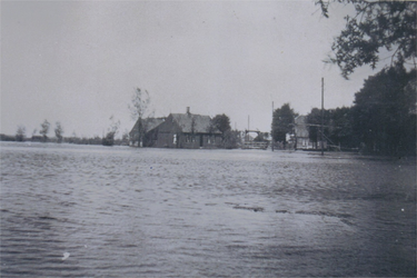 HGOM00000022 Inundatie mei 1940; in het midden het huis met stalletjes van Pieter Plas en Corrie Bakker, rechts buur J. ...