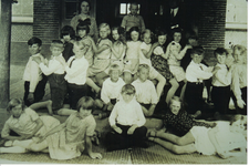 HGOM00000056 Schoolfoto OLS Middelie 1928 Vooraan van links naar rechts; Rikka Wakker, Geertje Blakborn, Piet Klok, ...