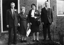 HGOM00000953 Siem en Clara Meijn en Stien en Gerrit Walst op trouwdag Piet en Hennie Walst-Meijn 30 december 1965