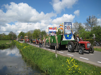 HGOM00001669 Optocht, wagen Edammerdijkje met Jaap Slooten op de tractor 2010