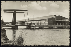 VHP001000083_054 De Kooimanbrug is in 1952 gebouwd ter ontsluiting van een gepland industriegebied in de Overweerse ...