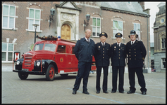 VHP002000031_0226 Brandweerlieden voor een historische brandweerwagen op de Kaasmakt. links Henk Westerneng ? de Smet ?