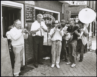 VHP002000055_0318 Levende muziek voor Café De Kluif. De klarinettist (2e van links) is Toon Vermeulen van Harmonie ...