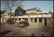 VHP002000071_0032 Links Partycentrum De Kolenkit en rechts de Wijnhandel Jan Steevers, op dit adres sinds 1975. ...
